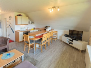 Blick zur Küchenzeile mit großem Essbereich