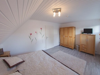 Schlafzimmer eins - mit zusätzlichem TV