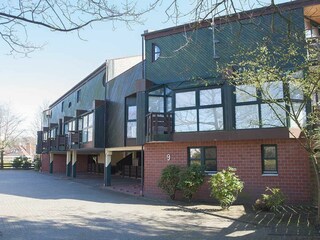 Eingangs- und Parkbereich der Ferienwohnanlage