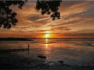 Der schöne Sonnenuntergang vor dem Alten Kurhaus