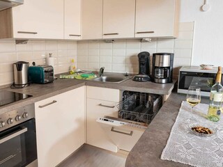 Gepflegte Küchenzeile mit kompletter Ausstattung