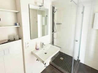 Schickes saniertes Duschbad