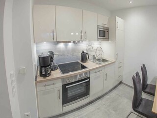 Moderne schicke Küchenzeile mit allem Komfort