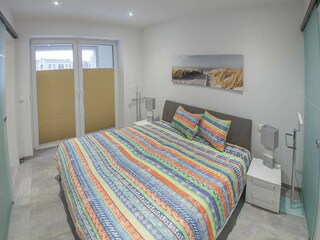 Platz für Kleidung und verdunkelnde Plissees