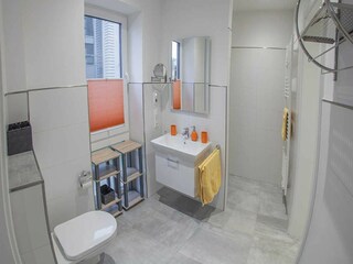 Modernes behagliches Bad mit Dusche bodentief