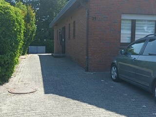 Eingangsbereich und Durchfahrt zum hinteren Parkplatz