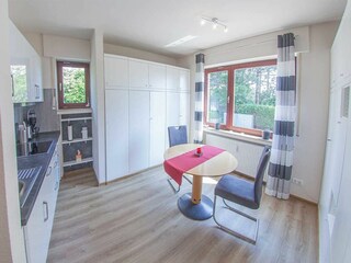 Küchenzeile und Essplatz - rechts das weitere Schrankbett