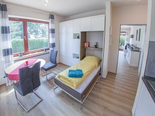 Das weitere bequeme Schrankbett im Durchgangszimmer