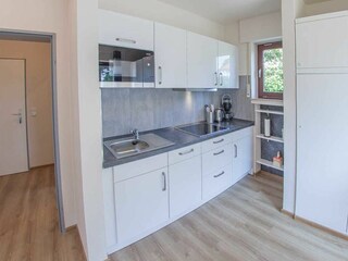 Moderne helle Küchenzeile mit allem Zubehör