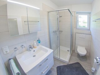 Modernes Duschbad mit Fenster