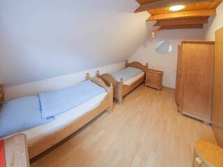 Schlafraum 2 mit 2 hintereinander liegenden Einzelbetten