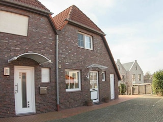 Das Haus Leifert in Dangast rechts mit zwei Parkplätzen
