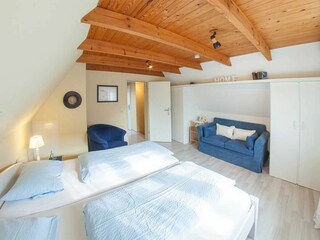 Schlafraum 1 mit Doppelbett und ausziehbarer Schlafcouch