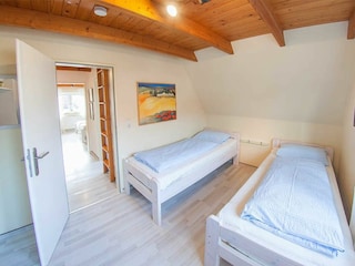 Schlafraum 2 mit den beiden Einzelbetten