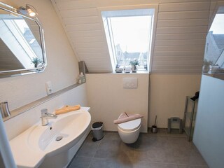 Saniertes Fensterbad mit Walk-In-Regendusche - ebenerdiger Einstieg