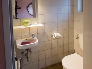 Gäste-WC im Flurbereich mit Waschtrockner