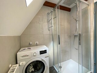 Eine Waschmaschine ist vorhanden