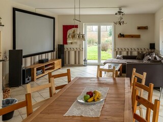 Blick ab Essplatz zum Wohnbereich mit Beamer