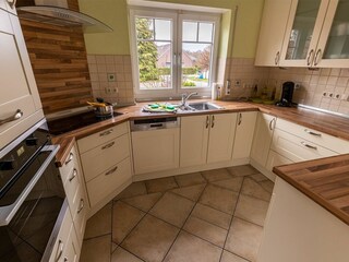 Geräumige offene Küche mit allem Komfort