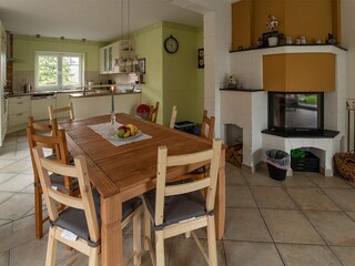 Essbereich vor dem Kamin