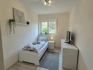 Erstes Schlafzimmer im Untergeschoss mit Einzelbett