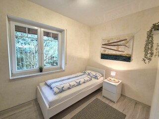 Schlafzimmer 2 im Untergeschoss mit Einzelbett