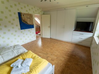 Schlafraum 3 mit Doppelbett im OG und zusätzlichem TV