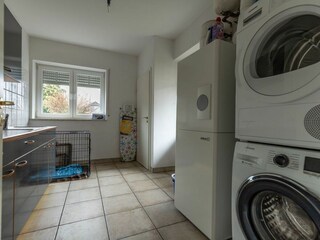 Hauswirtschaftsraum mit kleiner zusätzlicher Küche - Waschmaschine und Trockner