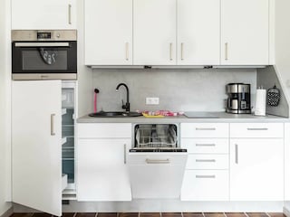 Schicke helle Küchenzeile mit allem Komfort