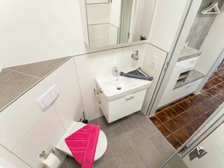 Waschplatz mit reichlich Platz für Kosmetika