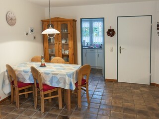 Hier wird getafelt - Blick in die separate Küche