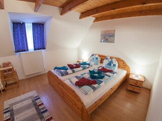 Erste Etage - Schlafzimmer eins mit Doppelbett