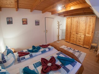 Rundumblick Schlafzimmer eins - Platz für Kleidung