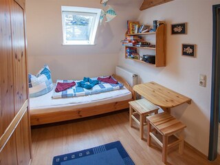 Schlafraum zwei - Bett rechts - Kinderschreibtisch