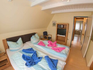 Schlafzimmer 1 mit Doppelbett - zusätzliches TV