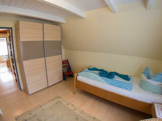 Schlafraum 2 - viel Platz für Kleidung