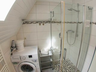 Komfortables Fensterduschbad  - und Waschmaschine