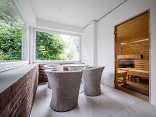 Saunabereich - Panoramablick in den Garten