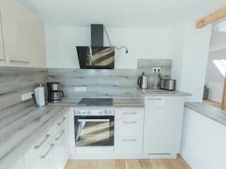 schicke helle L-Küchenzeile mit Tresen