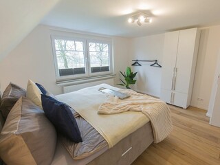 Schlafzimmer eins - Garderobenlösung