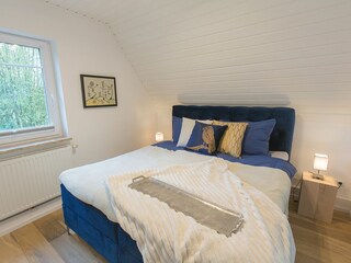 Schlafraum eins mit 180x200 Boxspringbett