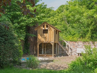 Das große Spielhaus im hinteren Gartenbereich