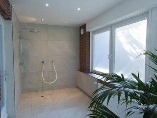 Eine erfrischende Dusche nach dem Saunagang