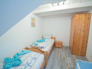 Schlafraum 3 - weitere Perspektive mit Kleiderschrank