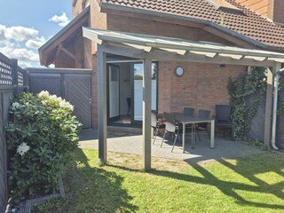 Eingezäunter Gartenbereich mit sicht- und windgeschützter Terrasse