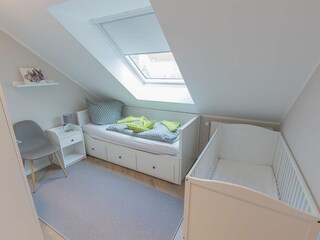 Schlafraum 2 mit Tandembett ausziehbar und Kindergitterbett