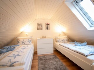 Auch genügend Stauraum im Dachgeschoß-Schlafzimmer