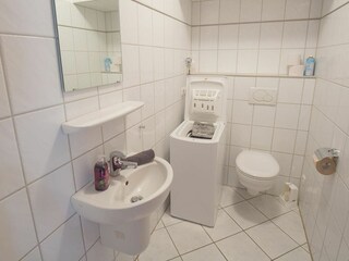 Separates Gäste-WC im EG mit Toplader