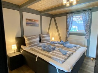 Das gemütliche Schlafzimmer mit Doppelbett