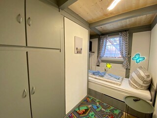 Schlafraum 2 mit Einzelbett und zusatzlichem TV